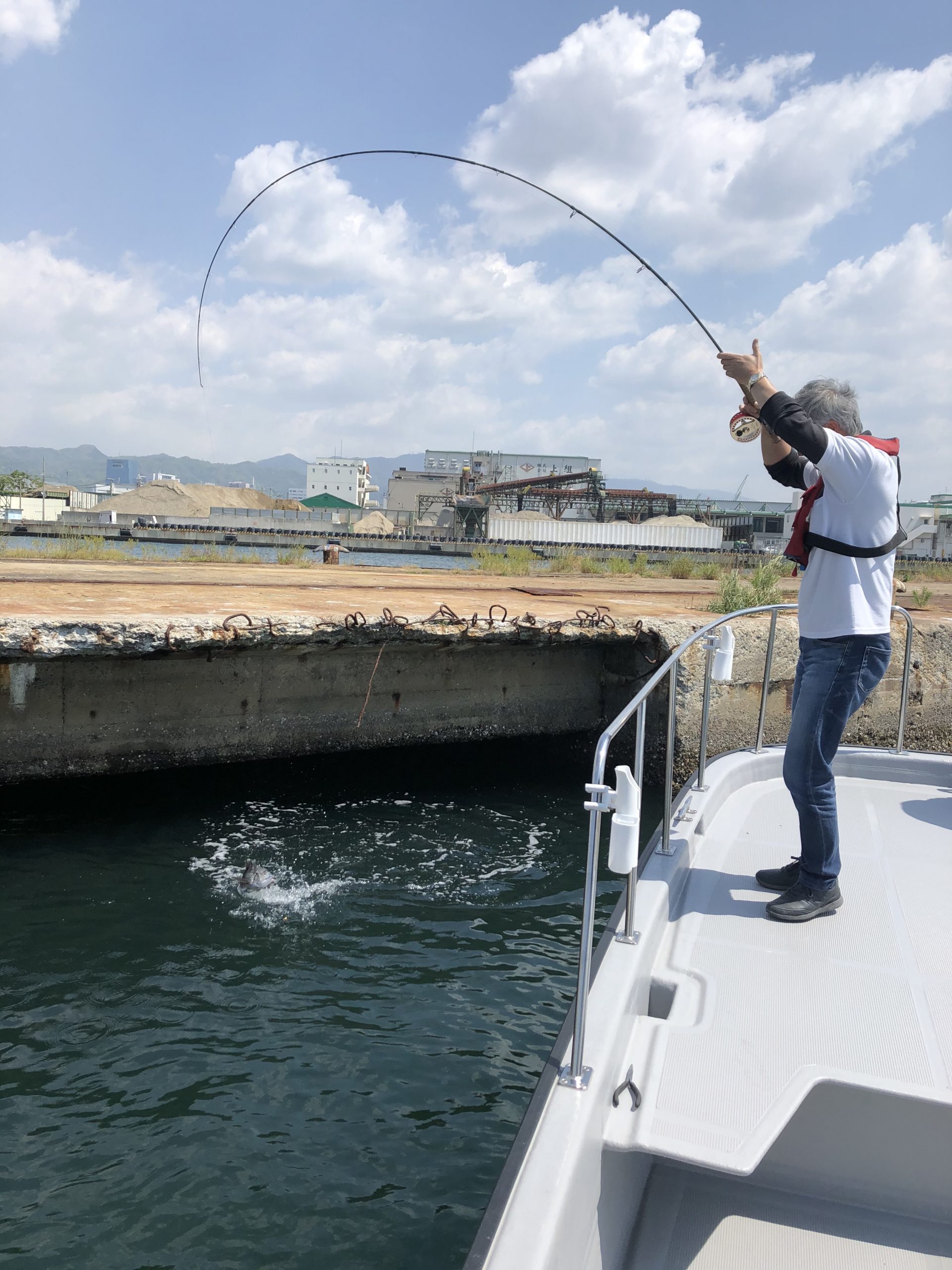 5月13日 午前便チヌ シーバスゲーム Wavys ウェイビーズ 神戸の釣船チャーターボート